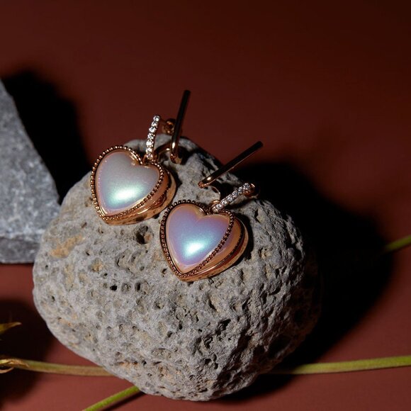 Oden's Eye - Rock Legend: Heart Shaped Pearl Stud Earrings - Picture 4 of 7